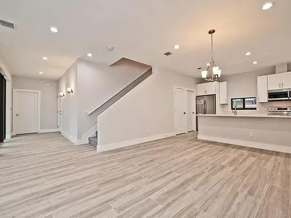 120 NE 12th St, Fort Lauderdale, FL 33304