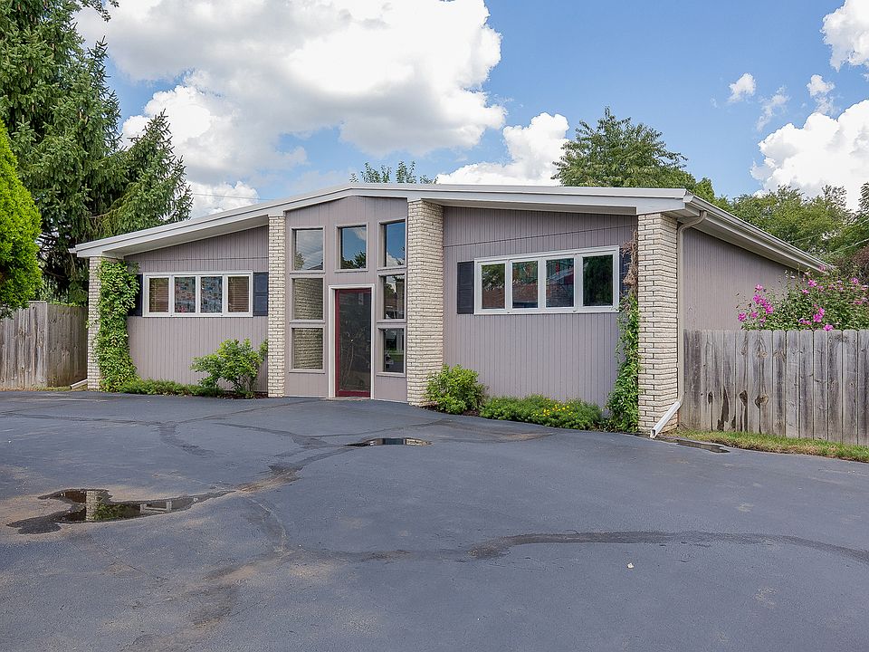 1st image of 210 Hartway Ct