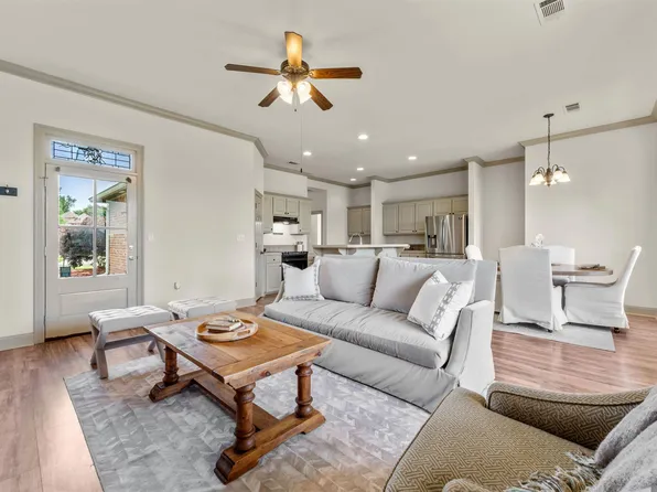 2821 Nicholson Lake Dr, Baton Rouge, LA 70810