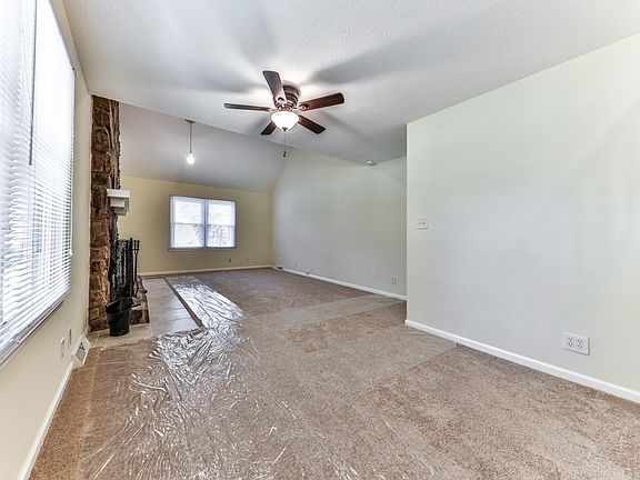 4th image of 16 Town & Country Dr