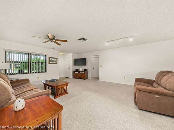 4th image of 333 Grove Cir