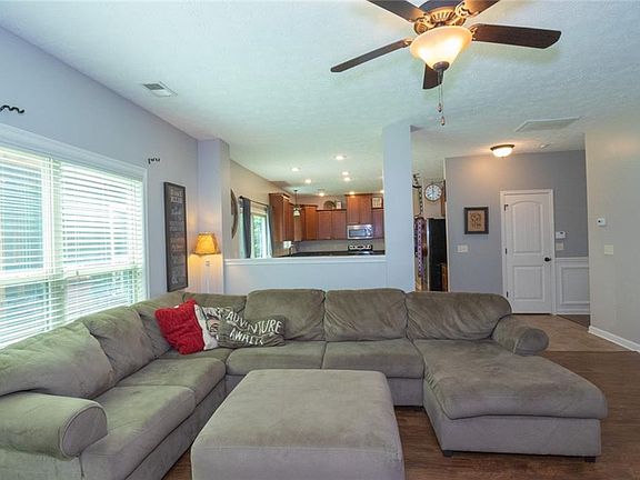 4th image of 19 Brentview Dr