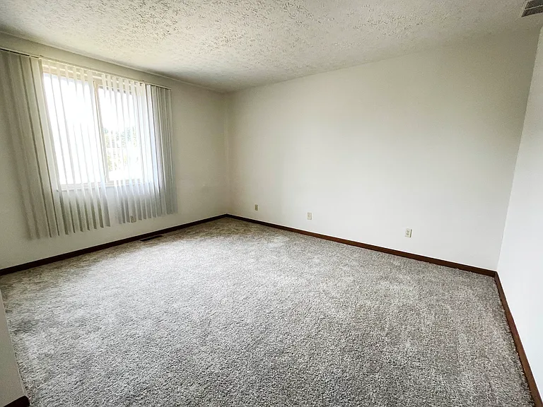 Crestbrook Apartments & Townhomes — Photo 48