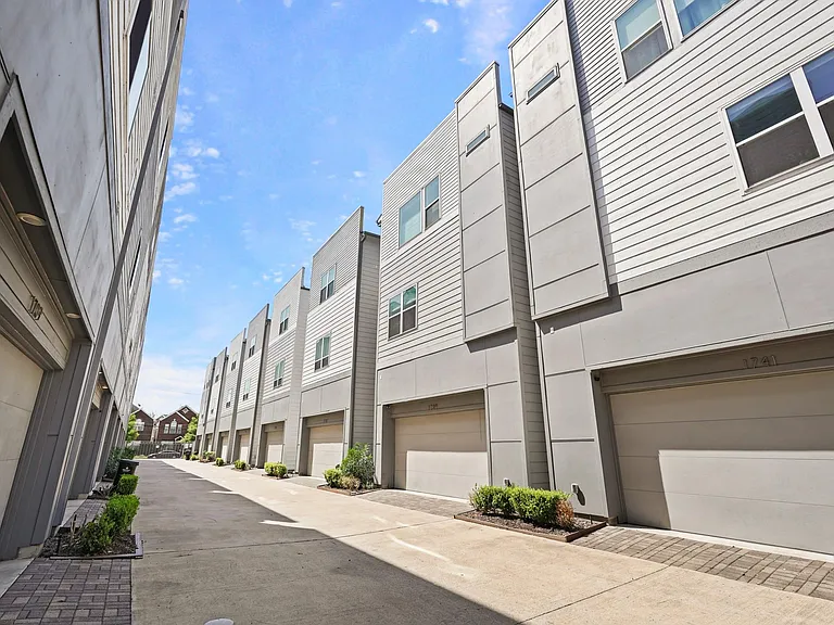 1739 Eado Point Ln — Photo 35
