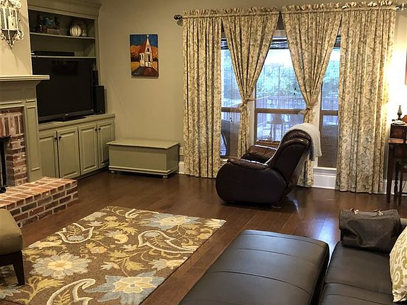 4th image of 257 E Pinebrook Dr