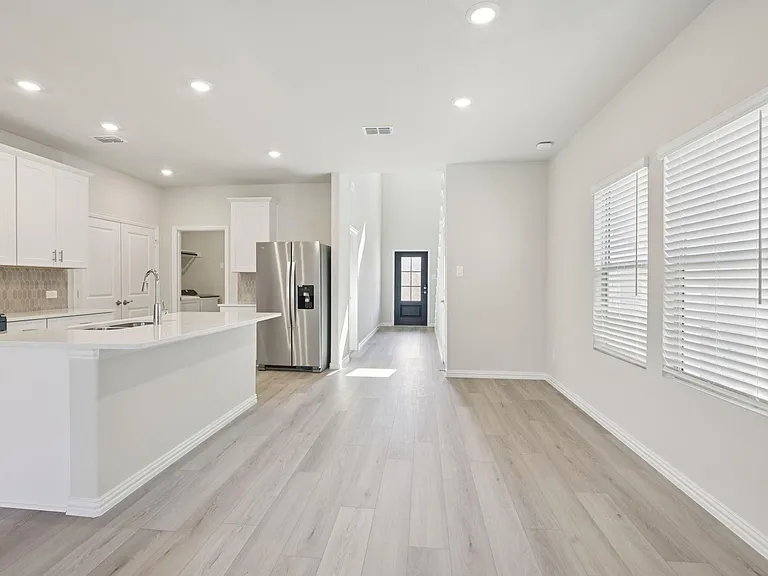 717 Leavenworth Dr — Photo 9