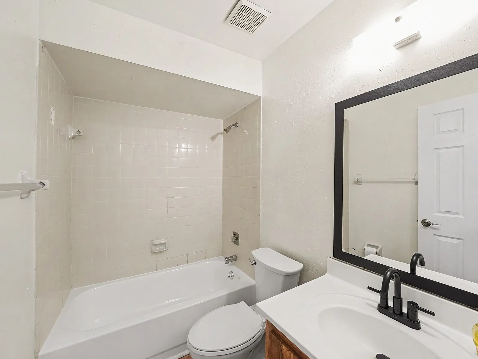 3 bed, 1232 sqft, $2,300 — Photo 4