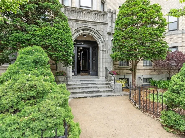 51 Park Dr APT 22, Boston, MA 02215