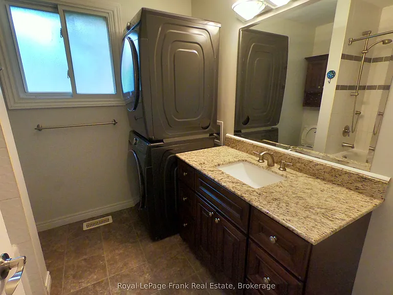 1167 Weller St #MAIN FLOOR — Photo 13