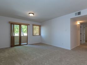 601 W San Mateo Rd
