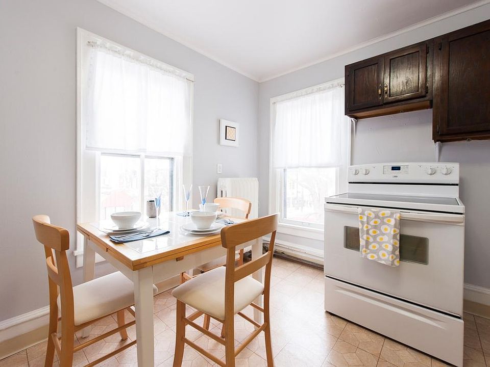 Gorgeous light-filled eat-in kitchen