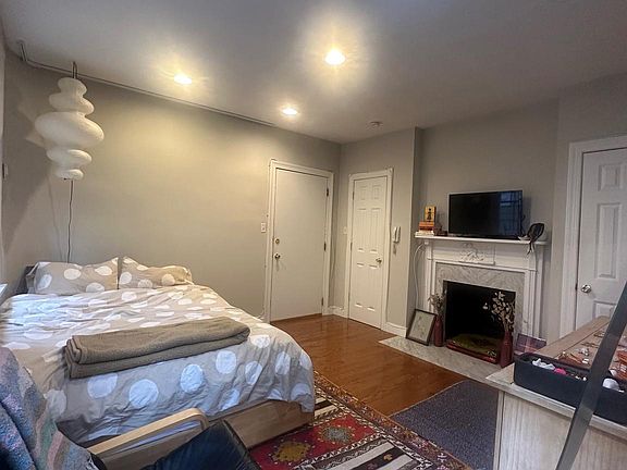 5th image of 910 Clinton St APT 1R