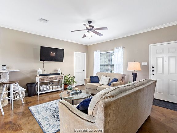 5th image of 410 Deacon Dr W