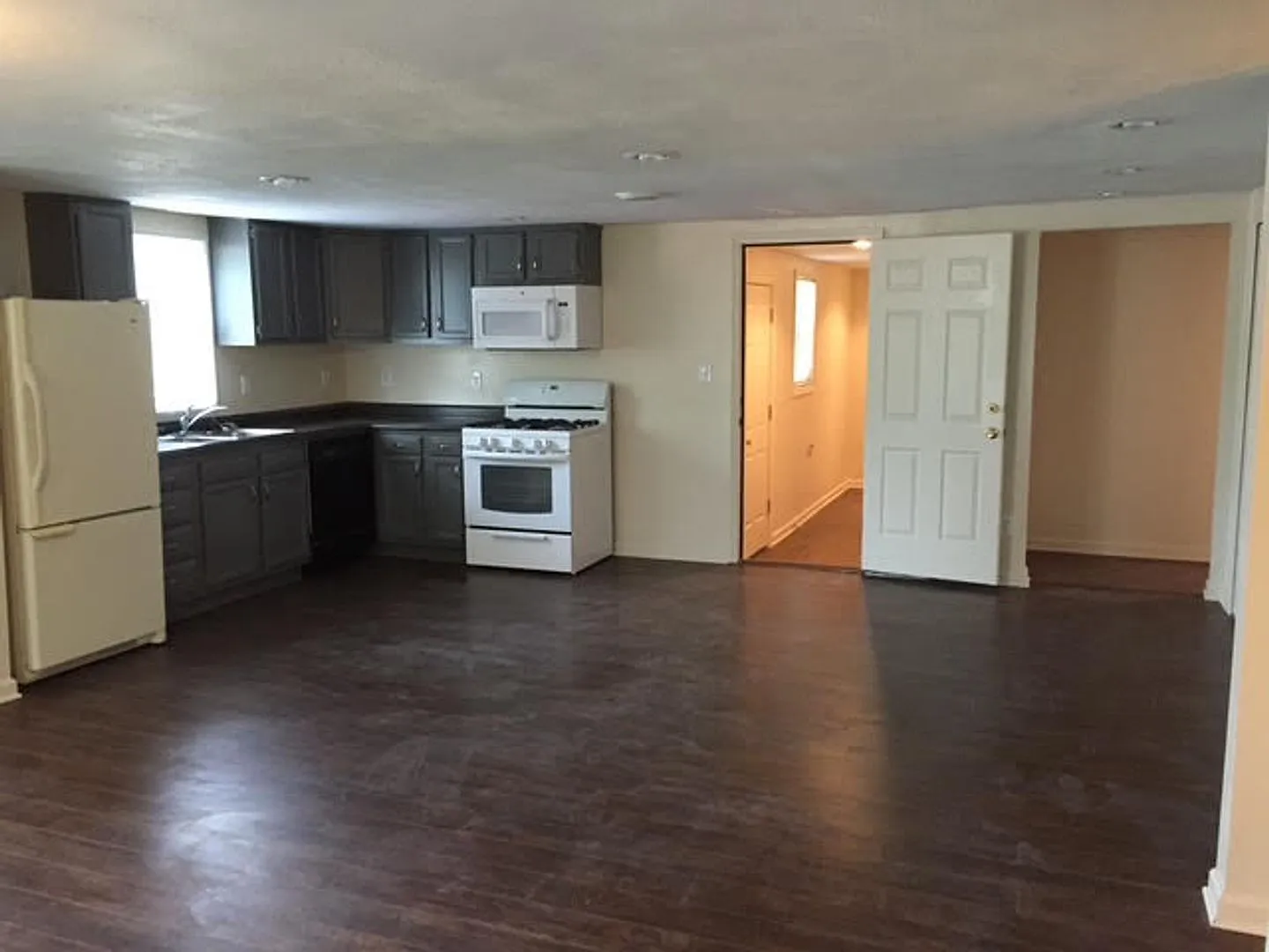 $1,950 - 3 beds | 2 bath House in Grand Blanc with an Open Floor Plan and a HUGE 2-Car Garage — Photo 4