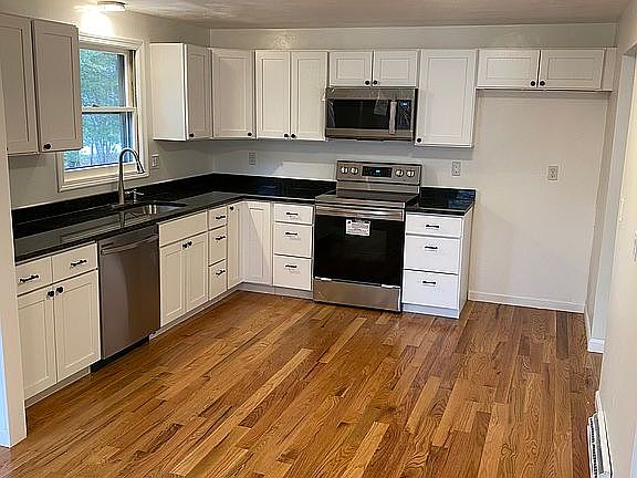 3rd image of 8 Oak Dr