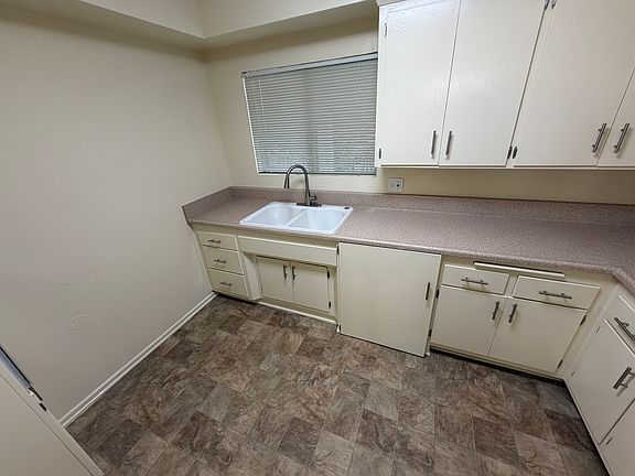 4th image of 940 W Duarte Rd #9