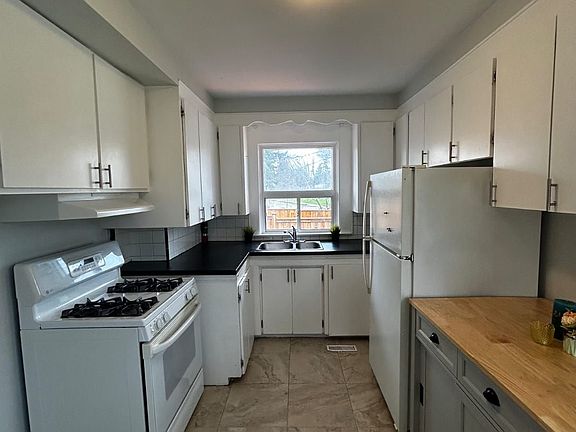 5th image of 72 Lloyd Manor Rd