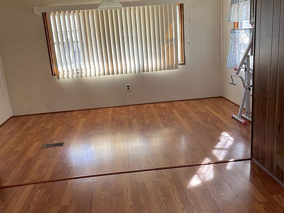 3rd image of 3598 Iris Ave