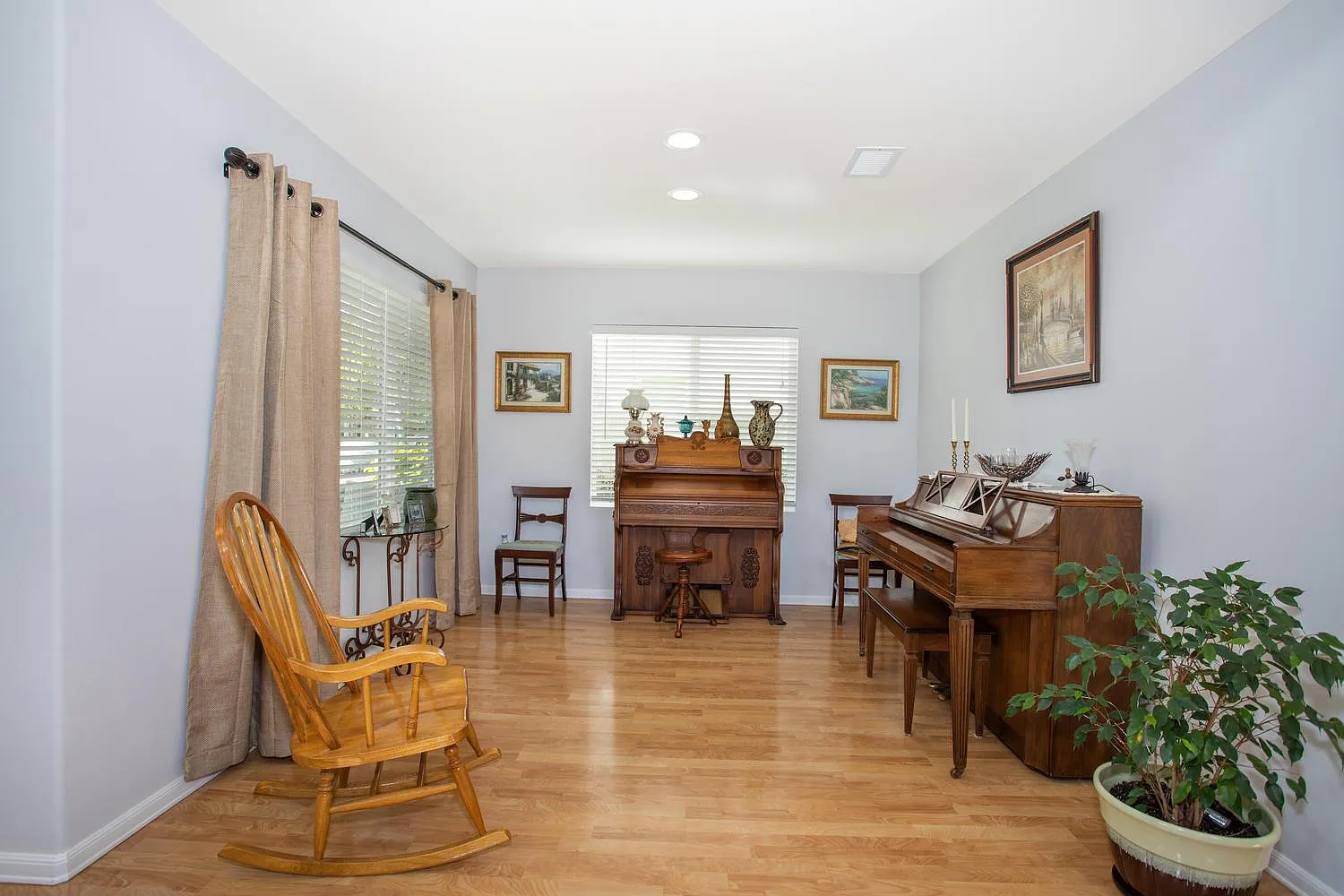 3 bed, 2.5 bath, 1543 sqft, $4,200 — Photo 4