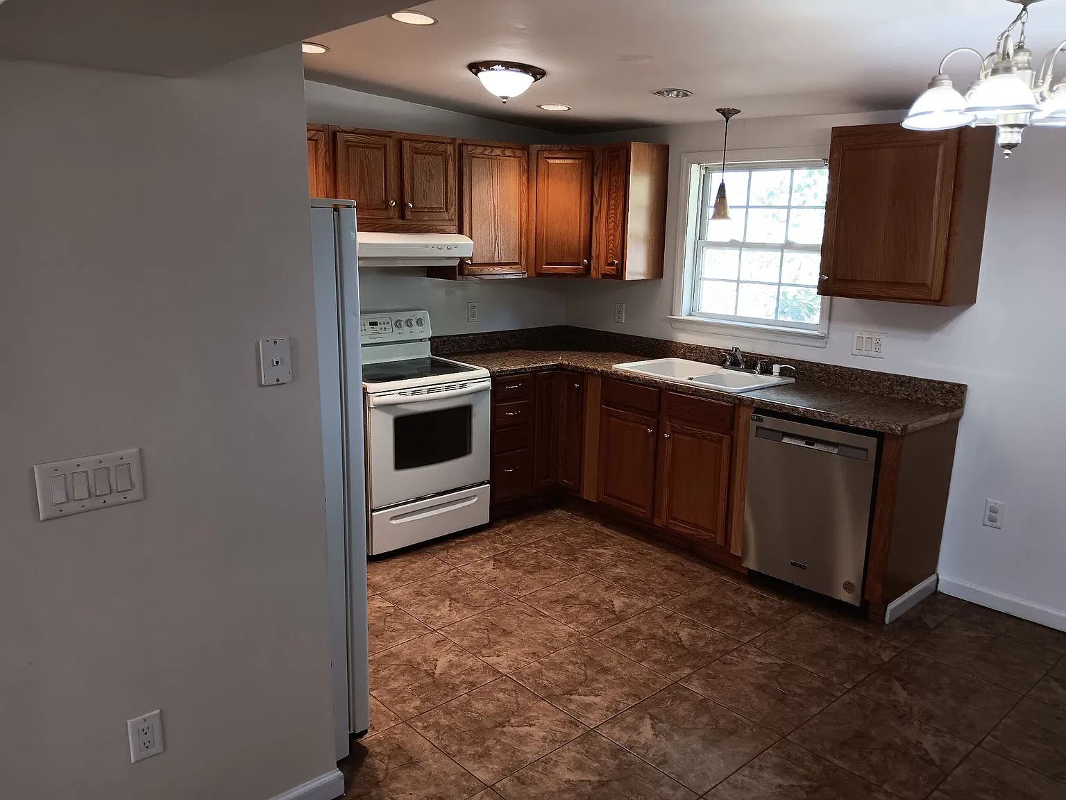 2 bed, 1.5 bath, $1,095 — Photo 4