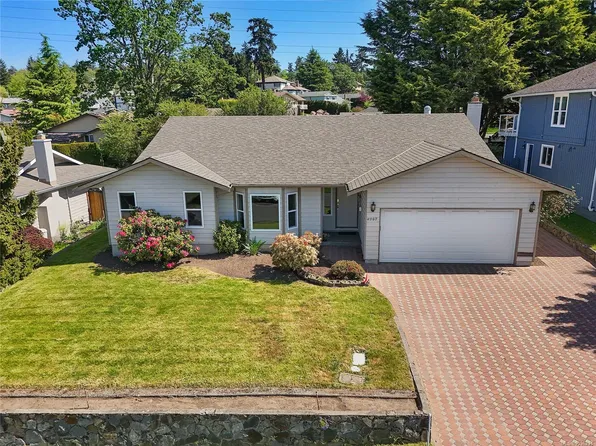 4287 Panorama Pl, Saanich, BC V8X 5A9