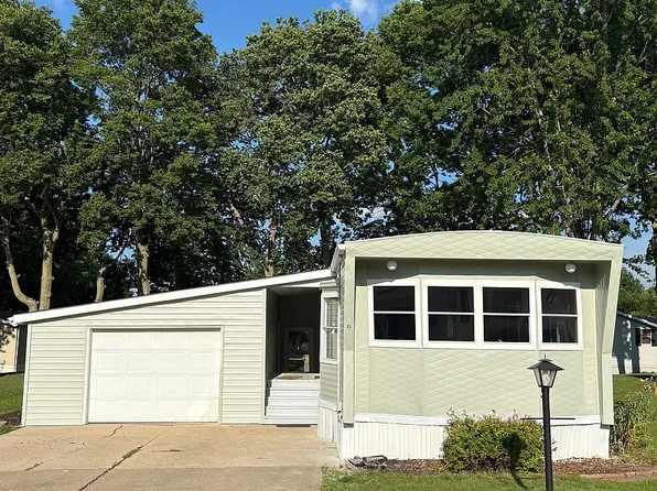 100 Tanglewood Dr, Freeport, IL 61032