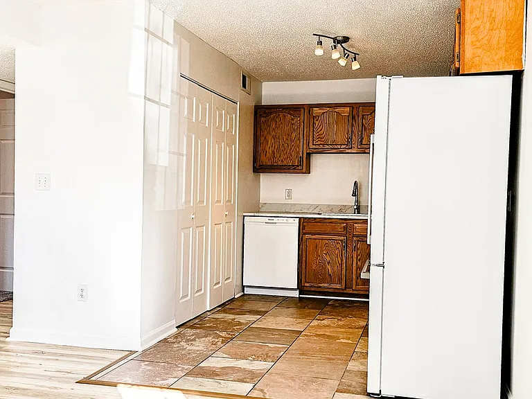 Beautifully updated 4 Bedroom/2 Bathroom downstairs apartment — Photo 40