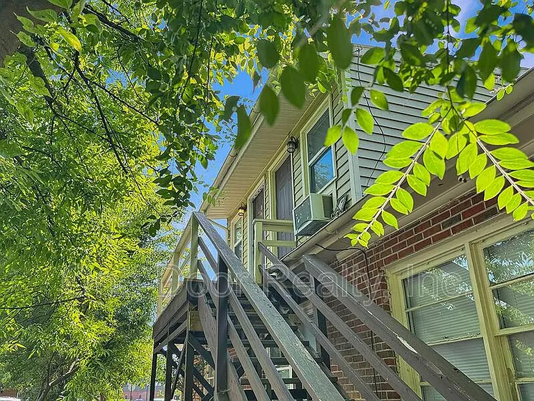 1107B Richmond Rd — Photo 2