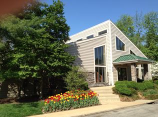 1009 W Rue De La Banque APT B, Creve Coeur, MO 63141