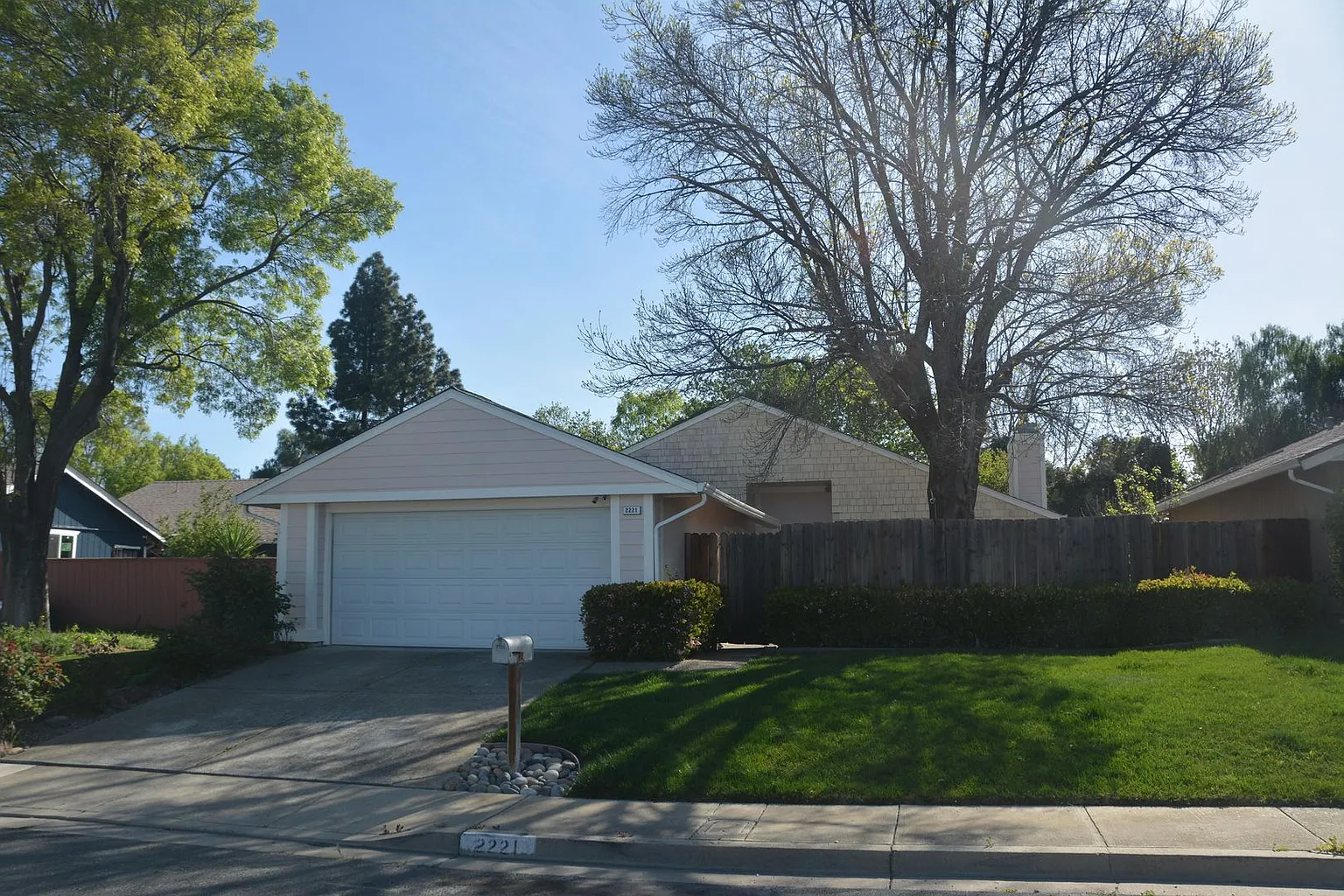 2221 Lynbrook Dr photo 1