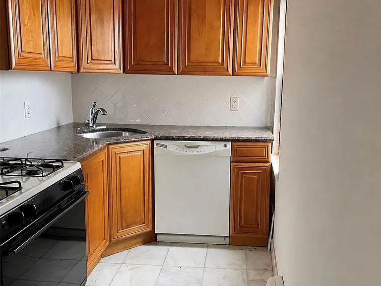 7 Bond St #3J — Photo 6
