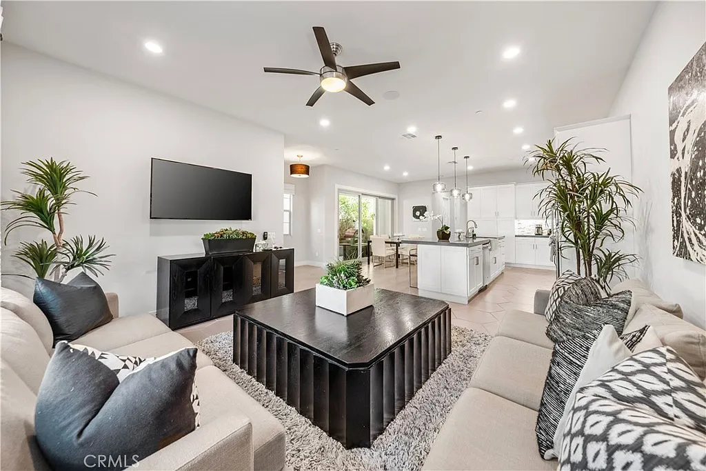 3 bed, 2.5 bath, 2028 sqft, $6,300 — Photo 2
