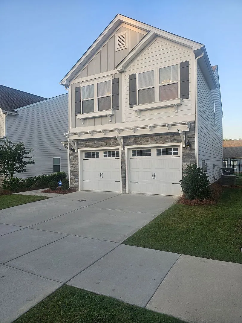 Attractive home in Monroe! LOFT!! Fenced yard — Photo 2