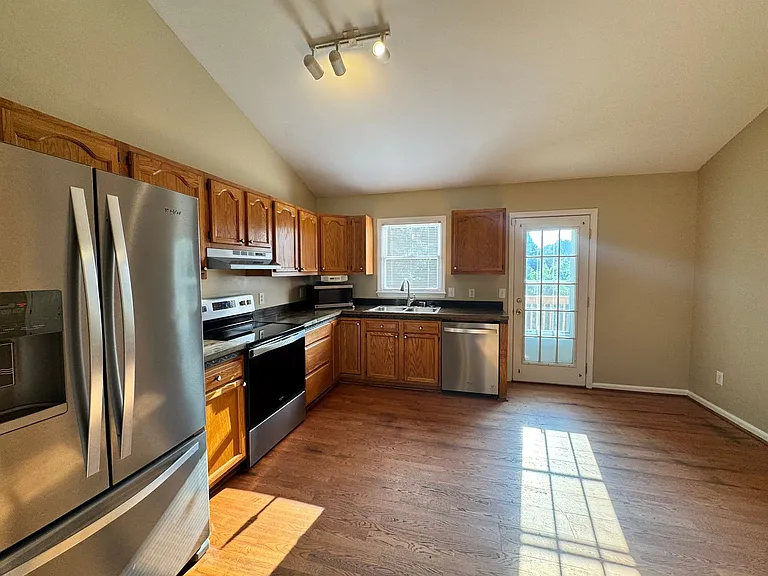 155 Lorraine Dr — Photo 5