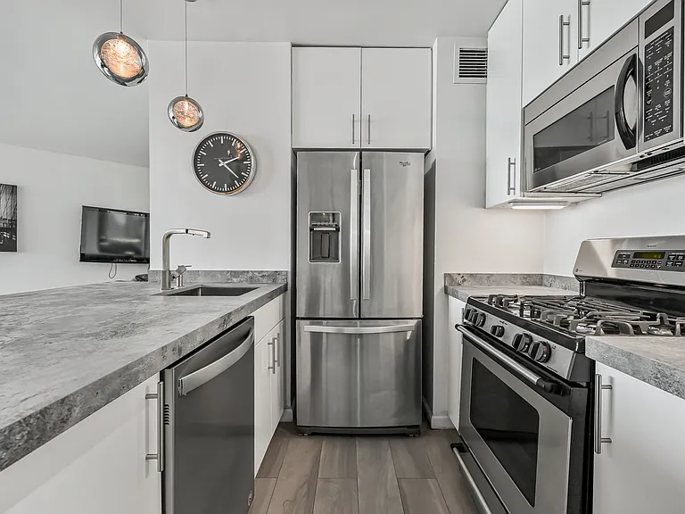 415 E 37th St #14D — Photo 5