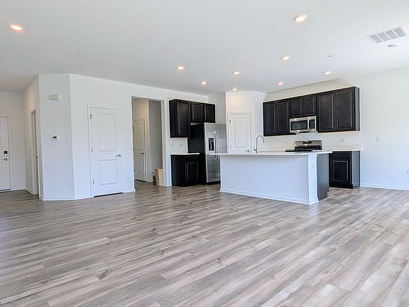 3rd image of 809 Lindsay Ln