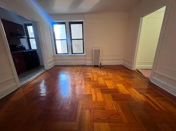 2165 Matthews Avenue image 2 of 6