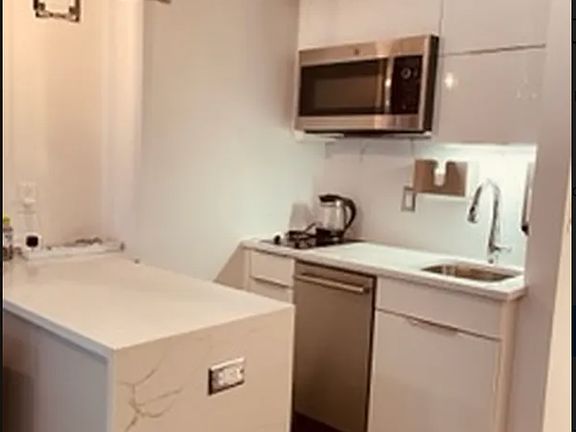 4th image of 320 E 42nd St APT 416