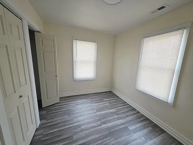 2100 N Park Ave — Photo 10