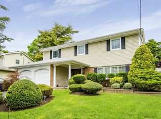 1879 Cynthia Ln, Merrick, NY 11566