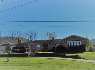 130 Country Club Ln, Mill Hall, PA 17751