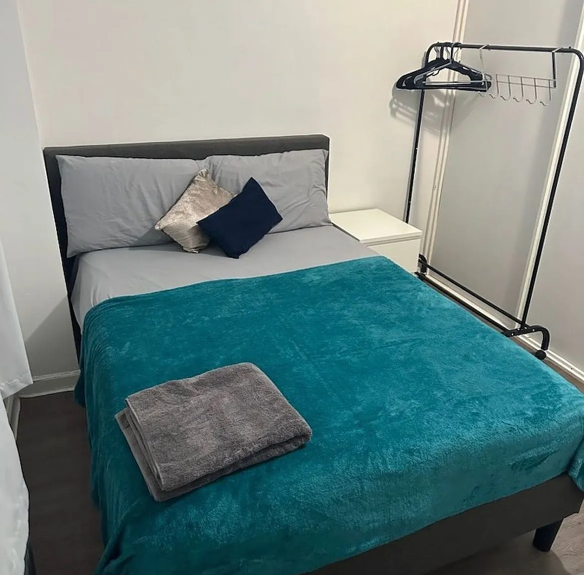 3 bed, 400 sqft, $1,000 — Photo 1