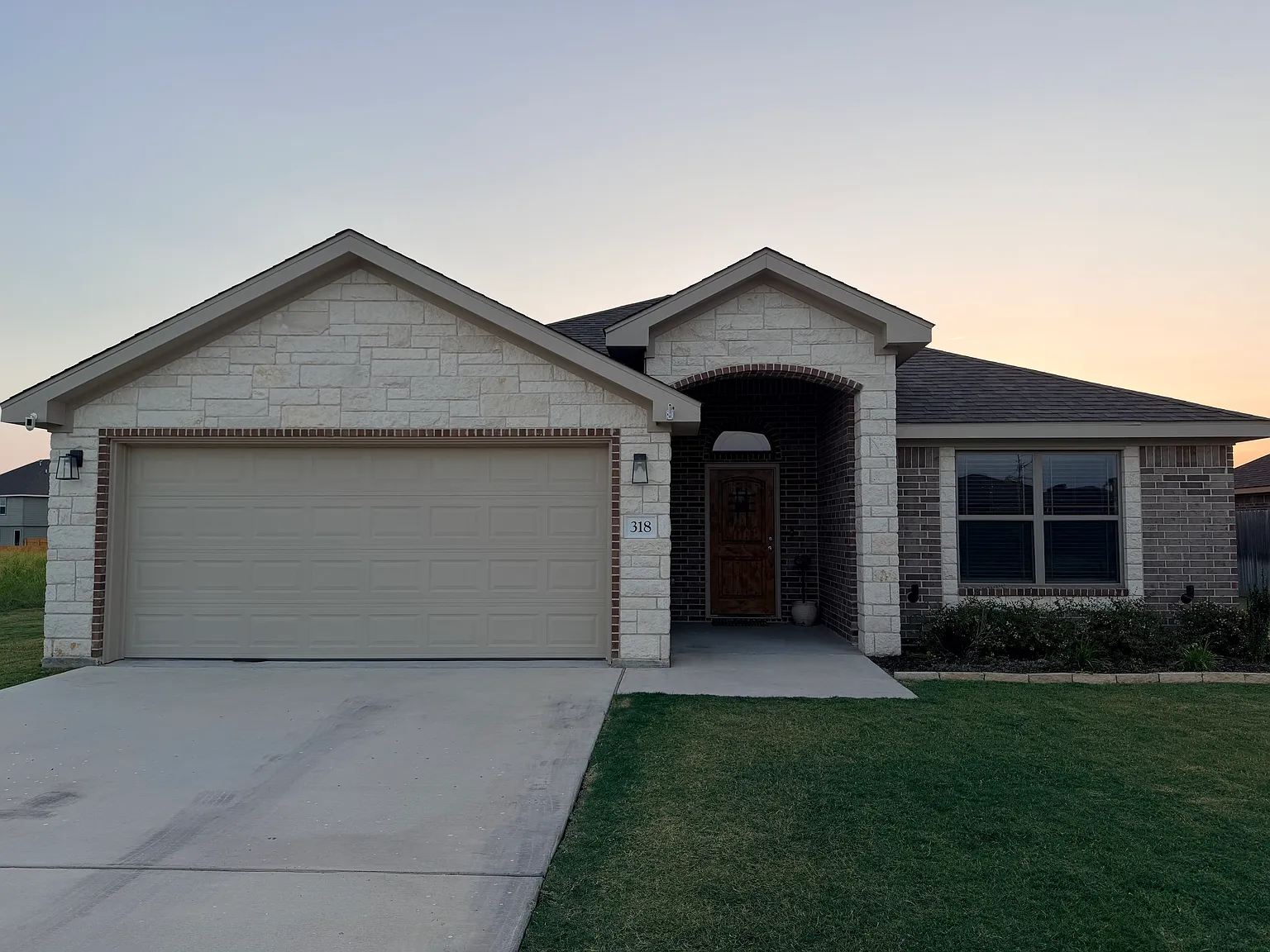 4 bed, 1996 sqft, $2,400 — Photo 1