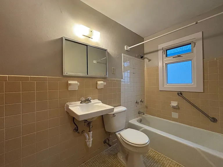984 Van Buren Ave — Photo 12