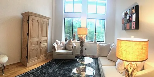 Rented by La Seven Inc.