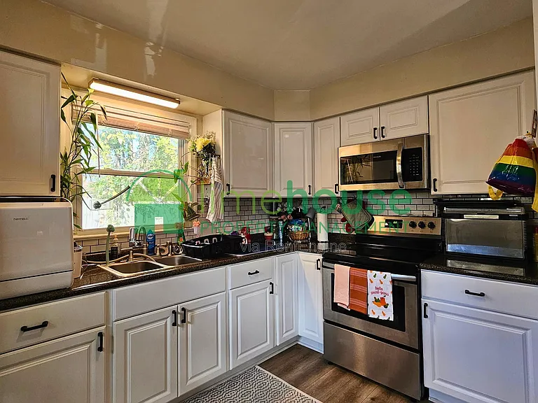 840 W 43rd St #B — Photo 9