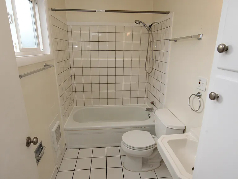 205 W 2nd St #6 — Photo 24