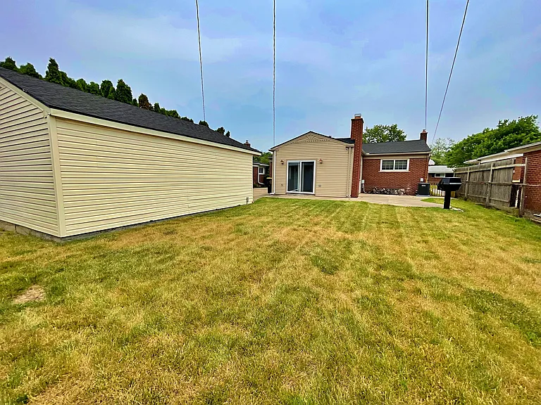 1864 Pinetree Dr — Photo 1