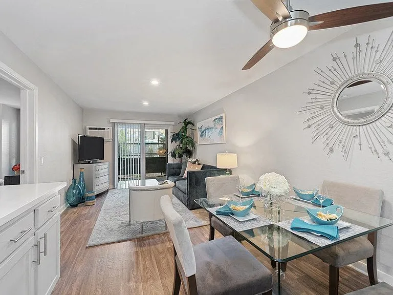 Pointe Luxe Apartment Homes — Photo 2