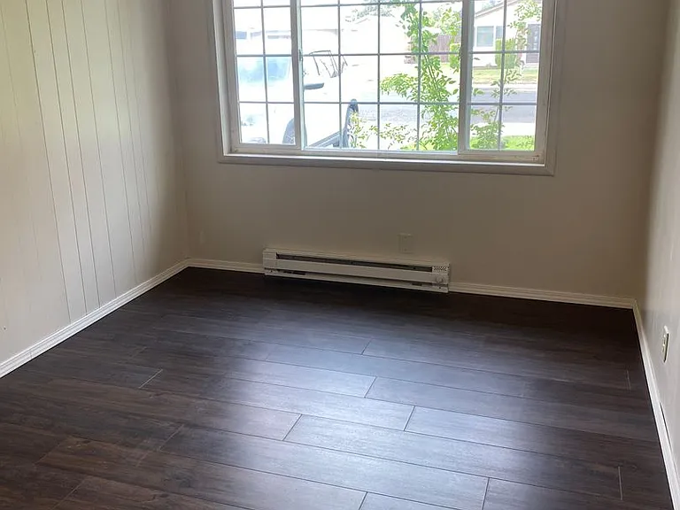 529 Sharon Ave E — Photo 8